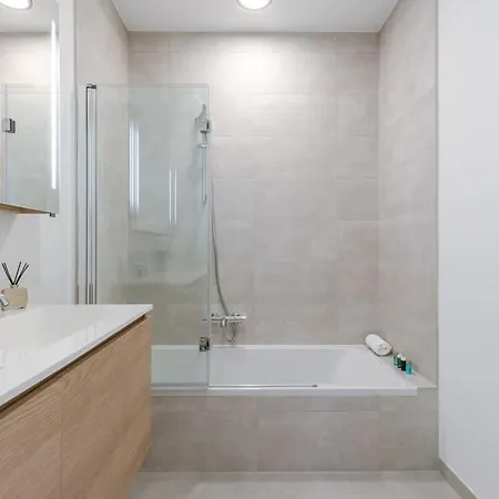 Huswell - Stylish 2 Bedroom With Terrace And Parking Διαμέρισμα